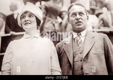 Der Meisterschaftsgolfspieler Bobby Jones (1902–1971) und seine Frau Mary Rice Jones (1902–1975) auf einem Boot im Hafen von New York 1926. Bobby ist der einzige Golfer, der je einen einjährigen Grand Slam errungen hat, der aus dem Sieg bei allen vier großen Golfturnieren seiner Ära (den offenen und Amateurmeisterschaften in den USA und Großbritannien) in einem einzigen Kalenderjahr (1930) besteht. Stockfoto