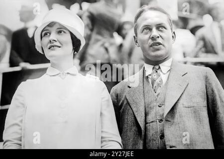 Der Meisterschaftsgolfspieler Bobby Jones (1902–1971) und seine Frau Mary Rice Jones (1902–1975) auf einem Boot im Hafen von New York 1926. Bobby ist der einzige Golfer, der je einen einjährigen Grand Slam errungen hat, der aus dem Sieg bei allen vier großen Golfturnieren seiner Ära (den offenen und Amateurmeisterschaften in den USA und Großbritannien) in einem einzigen Kalenderjahr (1930) besteht. Stockfoto