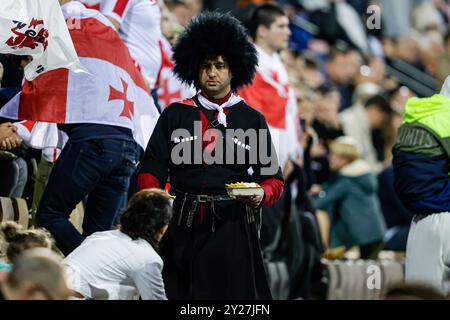 Venlo, Niederlande. September 2024. VENLO, NIEDERLANDE - 9. SEPTEMBER: Fans der Georgia U23 sehen sich beim Qualifikationsspiel der U23-Europameisterschaft zwischen den Niederlanden U23 und Georgia U23 im Stadion de Koel am 9. September 2024 in Venlo, Niederlande, an. (Foto: Broer van den Boom/Orange Pictures) Credit: Orange Pics BV/Alamy Live News Stockfoto