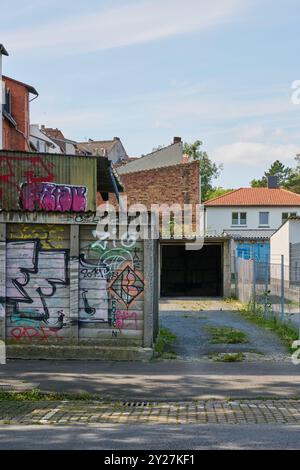 Hinterhof mit alten Garagen Stockfoto