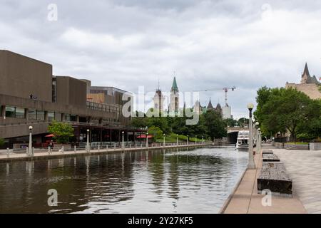 Ottawa, Kanada - 18. Juli 2024: Kanadisches Parlament und Rideau-Kanal, Stadtbild im Sommer Stockfoto