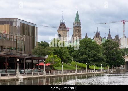 Ottawa, Kanada - 18. Juli 2024: Kanadisches Parlament und Rideau-Kanal, Blick auf die Stadt im Sommer Stockfoto