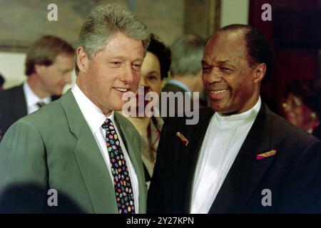 U. Präsident Bill Clinton, links, grüßt D. C Bürgermeisterin Marion Barry, rechts, nach der Unterzeichnung eines Rettungspakets für den District of Columbia im Roosevelt Room des Weißen Hauses am 17. April 1995 in Washington, D.C. wurde ein Aufsichtsrat und finanzielle Hilfe eingerichtet, um den Konkurs der Hauptstadt zu verhindern. Stockfoto