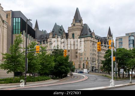 Ottawa, Kanada - 18. Juli 2024: Blick auf die Stadt im Sommer. Fairmont Chateau Laurier Hotel. Stockfoto