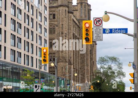 Ottawa, Kanada - 18. Juli 2024: Straßenschild der Rideau St. am Ampelmast in der Innenstadt. Stockfoto