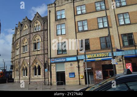 Wetherspoon The Great Western Pub, Travelodge Hotel und Walkabout Bar an der St Mary Street. Cardiff, Wales, Vereinigtes Königreich. Juli 2024. Stockfoto