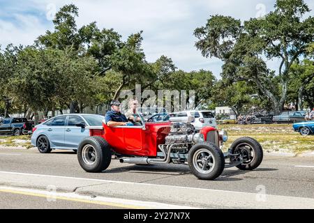 Gulfport, MS - 07. Oktober 2023: Weitwinkelansicht eines Ford Model T Roadsters aus dem Jahr 1926 auf einer lokalen Autoshow. Stockfoto