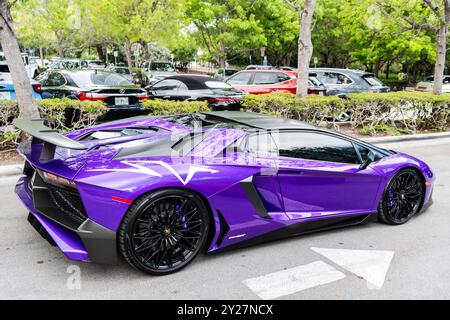 Miami Beach, Florida USA - 8. Juni 2024: 2021 lamborghini Aventador SVJ Roadster am miami Beach. Lamborghini ist ein italienischer Luxusautos. Puple Stockfoto