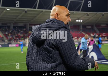 Budapest, Ungarn. September 2024. Italiens Cheftrainer Luciano Spalletti ruft seinen Spielern während des Fußballspiels der UEFA Nations League 24-25 zwischen Israel und Italien (Gruppe B) in der Bozsik Arena, Budapest, Ungarn - 9. September 2024 Anweisungen zu. Sport - Fußball . (Foto: Massimo Paolone/LaPresse) Credit: LaPresse/Alamy Live News Stockfoto