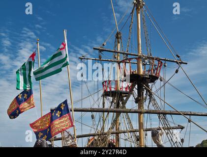 Masts, Crows Nest, Rope Rigging und Flags of the Replica Golden Hind Galleon im Brixham Harbour, Devon UK Stockfoto