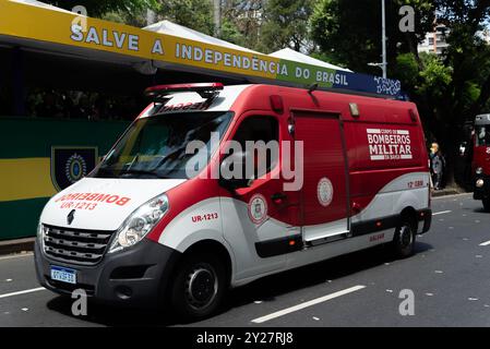 Salvador, Bahia, Brasilien - 7. September 2024: Ein Feuerwehrwagen wird während des brasilianischen Unabhängigkeitstages in der Stadt Salvador beobachtet. Stockfoto