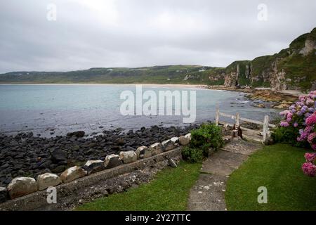 Blick auf die weiße Parkbucht vom Hafen Nordküste nordiriens großbritannien Stockfoto