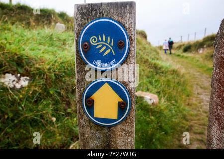 Spaziergänger auf dem öffentlichen Pfad entlang des ulster Way im Norden antrim Nordküste nordiriens großbritannien Stockfoto