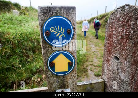 Spaziergänger auf dem öffentlichen Pfad entlang des ulster Way im Norden antrim Nordküste nordiriens großbritannien Stockfoto