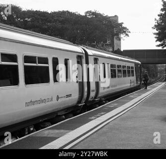 Ein Northern Rail-Zug am Bahnhof St. Annes, Lytham St. Annes, Lancashire, Großbritannien, Europa Stockfoto