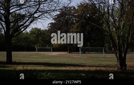 Meuselwitz, Deutschland. September 2024. Zwei Fußballtore stehen auf einer Wiese im von-Seckendorf-Park in Meuselwitz. Quelle: Hannes P. Albert/dpa/Alamy Live News Stockfoto