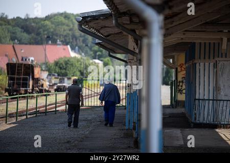 Meuselwitz, Deutschland. September 2024. Zwei Männer laufen am Bahnhof Meuselwitz entlang. Quelle: Hannes P. Albert/dpa/Alamy Live News Stockfoto