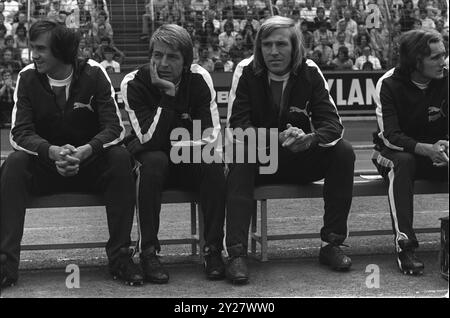 Deutschland. September 2024. ARCHIVFOTO: Guenter NETZER wird am 14. September 2024 80 Jahre alt, 01SN Netzer 230673SP.jpg DFB Cup Finale 1973, FC Köln - Borussia Mönchengladbach 1:2, Guenter NETZER (Gladbach) auf der Ersatzbank mit von links STIELIKE, BLEIDICK, NETZER und SIMONSEN, QF ? Quelle: dpa/Alamy Live News Stockfoto