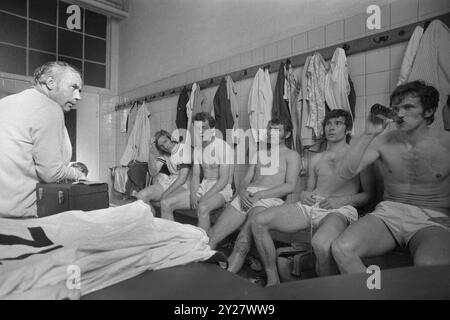 Dortmund, Deutschland. August 2018. ARCHIVFOTO: Guenter NETZER wird 80 Jahre alt am 14. September 2024, Trainer Hennes WEISWEILER, Borussia Mönchengladbach links, hält eine Rede in der Umkleidekabine, auf der Bank von links sitzen Guenter NETZER, Herberti WIMMER, Ludwig MÜLLER (MÃ ller), Peter DIETRICH und Jupp HEYNCKES, Fußball-Bundesliga Borussia Dortmund -- Borussia Monchengladbach 1:2 am 22. Mai 1971, Â Live-Bildsequenzen und Alquamy Stockfoto