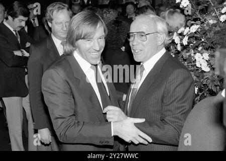 ARCHIVFOTO: Guenter NETZER wird am 14. September 2024 80 Jahre alt, Guenter NETZER, links, Deutschland, Fußball, Borussia Mönchengladbach, gratuliert Hennes WEISWEILER Right, Deutschland, Trainer, zu seinem 60. Geburtstag, Feier, Party, Schwarzweiß-Foto, 5. Dezember 1979. Stockfoto