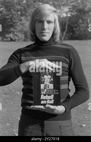 ARCHIVFOTO: Guenter NETZER wird am 14. September 2024 80 Jahre alt, Guenter NETZER, Deutschland, Fußball, Borussia Monchengladbach, präsentiert sein Buch „Rebell am Ball“, Autobiographie, undatiertes Foto ca. August 1971, Schwarzweiß-Foto, Â Stockfoto