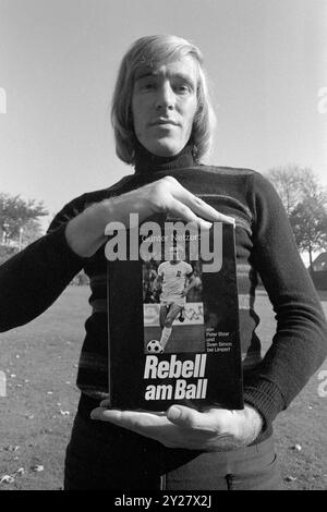 ARCHIVFOTO: Guenter NETZER wird am 14. September 2024 80 Jahre alt, Guenter NETZER, Deutschland, Fußball, Borussia Monchengladbach, präsentiert sein Buch „Rebell am Ball“, Autobiographie, undatiertes Foto ca. August 1971, Schwarzweiß-Foto, Â Stockfoto