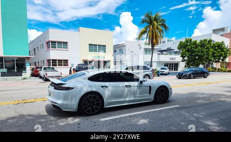 Miami Beach, Florida, USA - 8. Juni 2024: Porsche Panamera 4 Platinum Edition weiß 2023 am Ocean Drive miami Beach. Luxus-Auto-Porshche am Ocean Drive Stockfoto