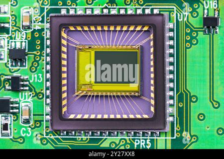 Nahaufnahme des Bildsensors auf der Leiterplatte in der Digitalkamera. Kleine Matrize und Golddrähte des integrierten Chips in transparenter Verpackung vom Imager Stockfoto