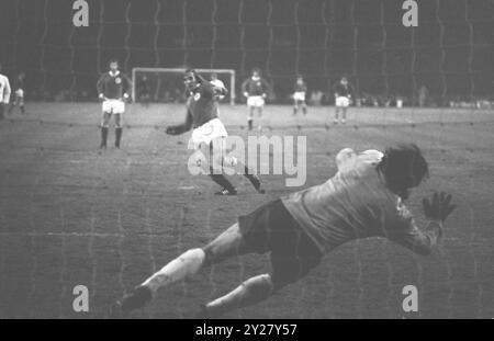 ARCHIVFOTO: Guenter NETZER wird 80 Jahre alt am 14. September 2024, FUSSBALL/Internationales Spiel: England-Deutschland 1:3, 1972 Guenther NETZER nimmt eine Strafe. ? Stockfoto