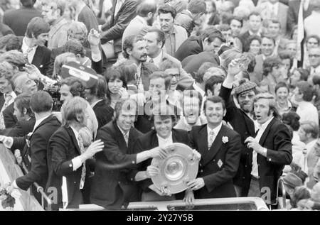 ARCHIVFOTO: Guenter NETZER wird am 14. September 2024 80 Jahre alt, FUSSBALL/Bundesliga Borussia Mönchengladbach Deutschmeister 1971, die Mannschaft mit Trophäe mitten in der Menge. Schwarzweiß, Querformat. ? Stockfoto