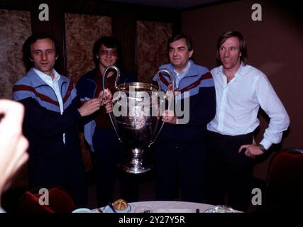 ARCHIVFOTO: Guenter NETZER wird am 14. September 2024 80 Jahre alt, FUSSBALL: Europapokal: HSV Hamburg Hamburg - Juventus Turin 1:0: RISTIC, MAGATH, HAPPEL und Netzer mit dem Pokal. ? Stockfoto