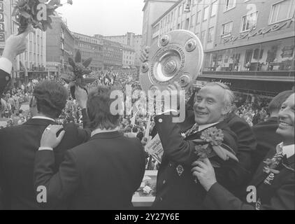 ARCHIVFOTO: Guenter NETZER wird am 14. September 2024 80 Jahre alt, Fußball-Bundesliga-Deutscher Meister 1971 Borussia Mönchengladbach Hennes WEISWEILER mit Meisterschaftstrophäe auf der Autokasse? Stockfoto