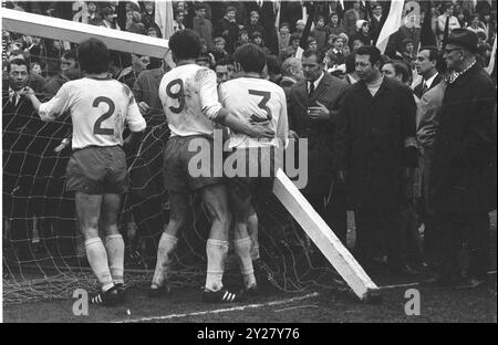 ARCHIVFOTO: Guenter NETZER wird am 14. September 2024 80 Jahre alt, FUSSBALL: Bor. M'Gladbach- Werder Bremen, 03.04.71: Der Posten brach am Boekelberg. ? Stockfoto