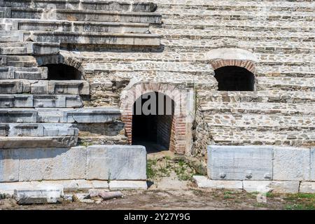 Das antike Amphitheater von Stobi – Arena-Sitze und Bogenway-Eingänge aus dem Jahr 359 v. Chr Stockfoto