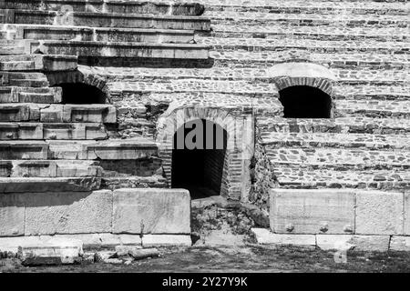 Das antike Amphitheater von Stobi – Arena-Sitze und Bogenway-Eingänge aus dem Jahr 359 v. Chr Stockfoto