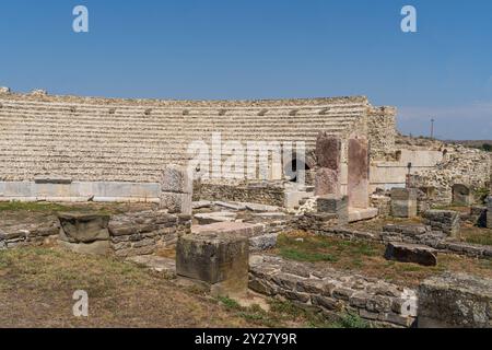 Das antike Amphitheater in Stobi: Ein mazedonisches Wahrzeichen unter dem heißen Sommerhimmel. 359 v. chr Stockfoto