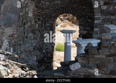 Gerahmte Säule durch Bogen: Ein Blick auf die antike mazedonische Stadt Stobi. 359 v. chr Stockfoto