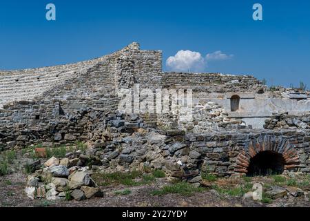 Steinmaueramphitheater der antiken mazedonischen Stadt Stobi (359 v. Chr.): „Be a Part of History“-Konzept Stockfoto