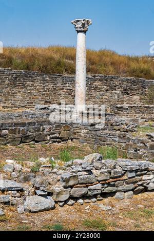 Säule und Felsen: Überreste der antiken mazedonischen Stadt Stobi 359 v. Chr. – Standing Tall Concept Stockfoto