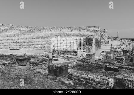 Das antike Amphitheater in Stobi: Ein mazedonisches Wahrzeichen unter dem heißen Sommerhimmel. 359 v. chr. Schwarz-weiß. Stockfoto