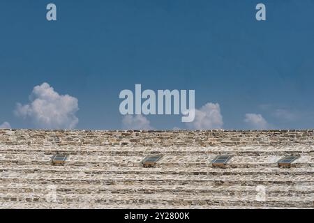 Teil des antiken Amphitheaters in Stobi: Ein mazedonisches Wahrzeichen unter dem heißen Sommerhimmel, mit Wolken. 359 v. chr. Stockfoto