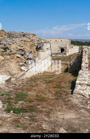 Antike mazedonische Stadt Stobi: Amphitheater, Steinmauer und Tribune (359 v. Chr.) Stockfoto