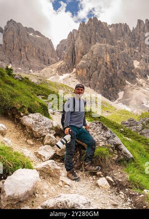 Professioneller Reisefotograf mit professioneller Kamera steht vor einer wunderschönen Berglandschaft. Dolomitalpen. Südtirol. Italien Stockfoto