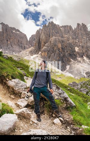 Professioneller Reisefotograf mit professioneller Kamera steht vor einer wunderschönen Berglandschaft. Dolomitalpen. Südtirol. Italien Stockfoto