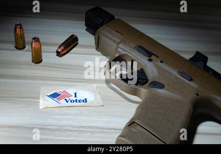 Halbautomatische, versteckte Tragetoilette mit Patronen auf einem Tisch mit einem „Ich habe gestimmt“-Aufkleber. Stockfoto