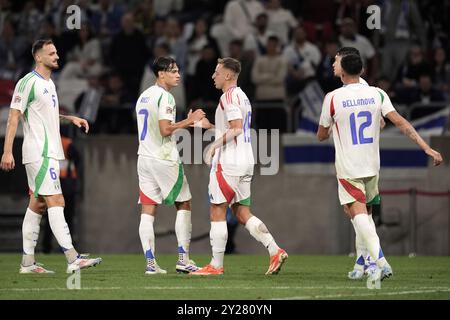 Budapest, Ungarn. September 2024. Der Italiener Davide Frattesi feiert mit dem Italiener Samuele Ricci, nachdem er beim Fußball-Spiel der UEFA Nations League 24-25 zwischen Israel und Italien (Gruppe B) in der Bozsik Arena in Budapest, Ungarn - 9. September 2024 das Tor für sein Team 1-0 erzielt hat. Sport - Fußball . (Foto: Massimo Paolone/LaPresse) Credit: LaPresse/Alamy Live News Stockfoto