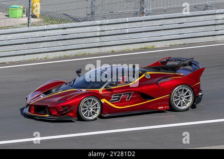 Nürburg, Deutschland - Nürburgring - FRD-Runde 2024 Ferrari Challenge Europe. Der rote Ferrari FXX K #37 verlässt die Boxengasse. Stockfoto