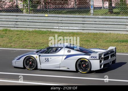 Nürburg, Deutschland - Nürburgring - FRD-Runde 2024 Ferrari Challenge Europe. Der graue Ferrari FXX Evo #58 verlässt die Boxengasse. Stockfoto