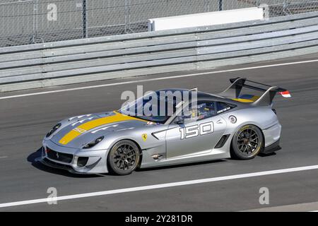 Nürburg, Deutschland - Nürburgring - FRD-Runde 2024 Ferrari Challenge Europe. Der graue Ferrari 599XX Evo #150 verlässt die Boxengasse. Stockfoto