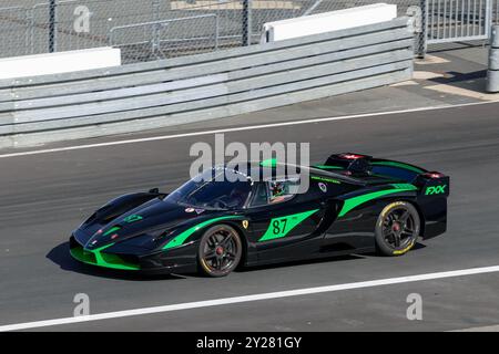 Nürburg, Deutschland - Nürburgring - FRD-Runde 2024 Ferrari Challenge Europe. Der schwarze Ferrari FXX Evo #87 verlässt die Boxengasse. Stockfoto